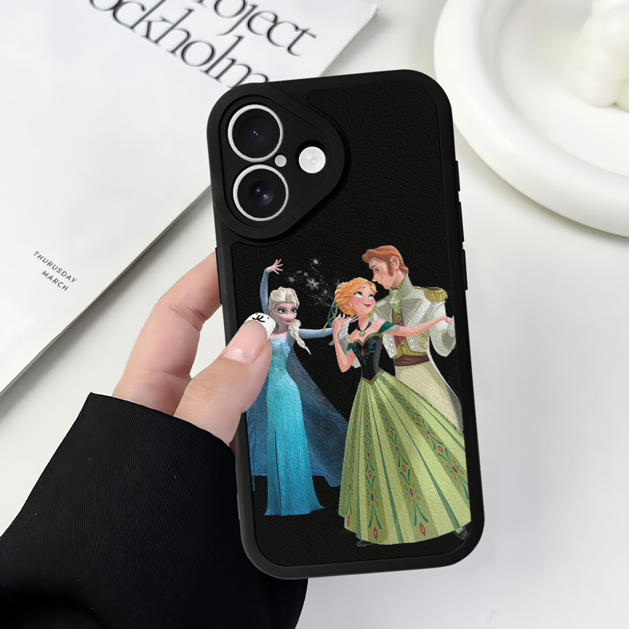 （画像用） アナと雪の女王 アンナ エルサ Frozen Anna Elsa 【iPhone 16シリーズ対応】シリコンスマホケース（レザー調） 材質：シリコン
